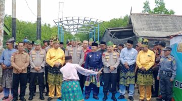 Bupati Meranti Buka Festival Perang Air Cian Cui Imlek 2577 di Selatpanjang